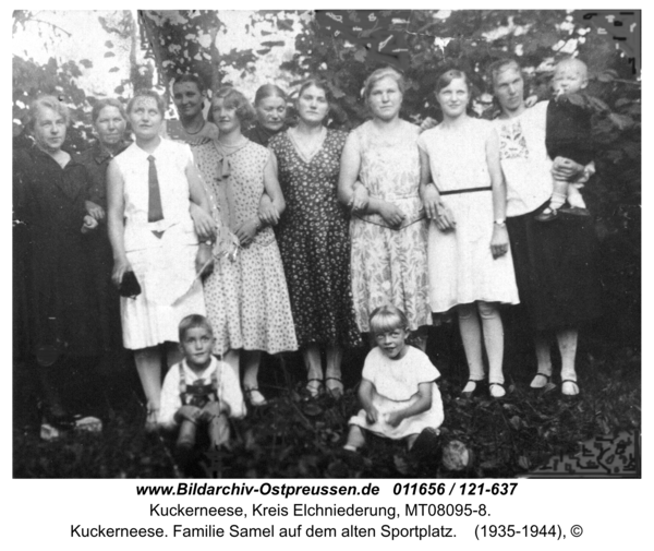 Kuckerneese. Familie Samel auf dem alten Sportplatz