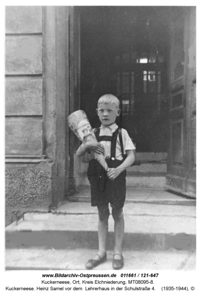 Kuckerneese. Heinz Samel vor dem Lehrerhaus in der Schulstraße 4