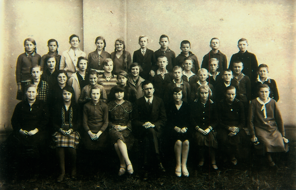 Heinrichswalde, Friedrichstraße, Pfarrer Ellinger mit Konfirmanden um 1930