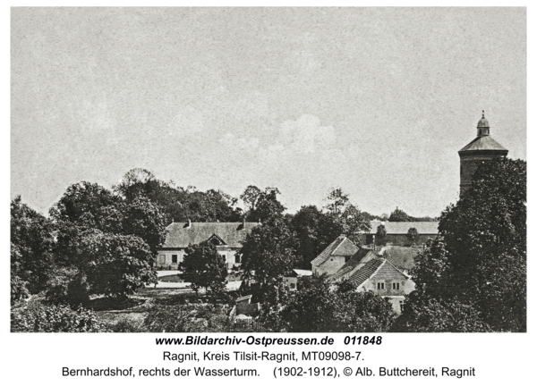 Ragnit, Bernhardshof, rechts der Wasserturm