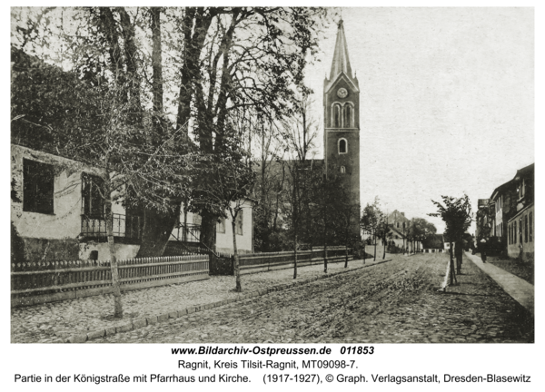 Ragnit, Partie in der Königstraße mit Pfarrhaus und Kirche