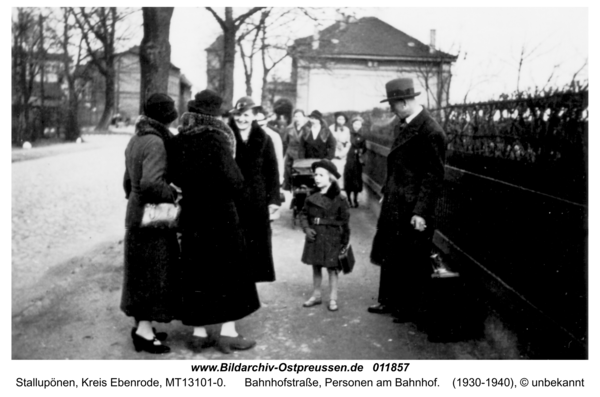 Stallupönen, Bahnhofstraße, Personen am Bahnhof