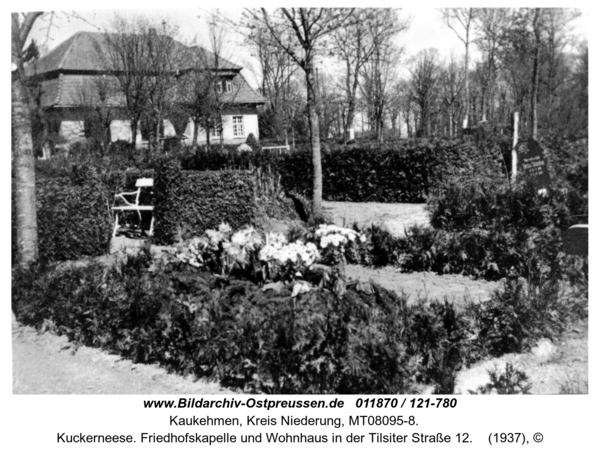 Kuckerneese. Friedhofskapelle und Wohnhaus in der Tilsiter Straße 12