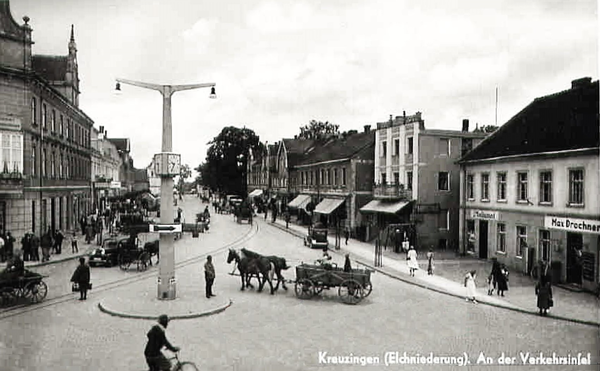 Kreuzingen, An der Verkehrsinsel mit Blick in die Hauptstraße