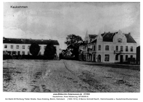 Kaukehmen,  Am Markt 26 Richtung Tilsiter Straße. Haus Kretzing, Bluhm, Helmdach