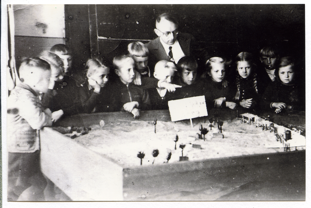 Liebemühl, Volksschule, Unterricht am Sandkasten