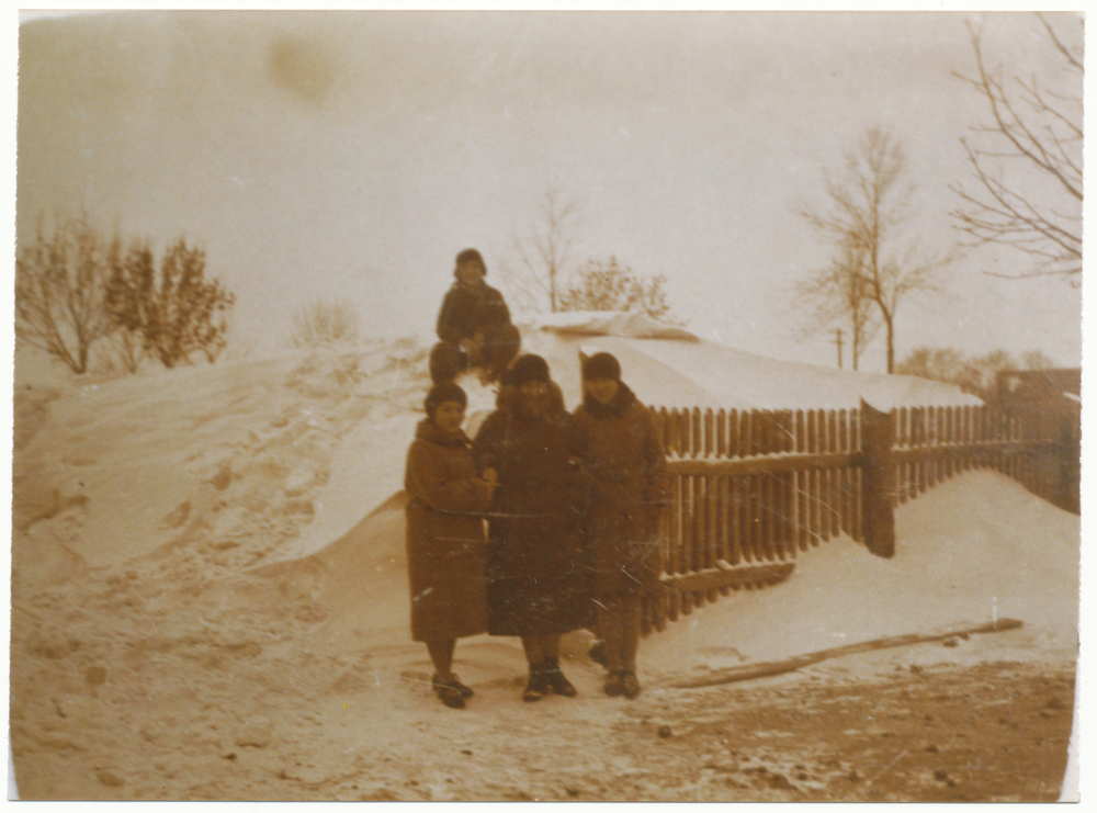 Eszerningken, Schule, Schulhof im Winter mit Schneewehe