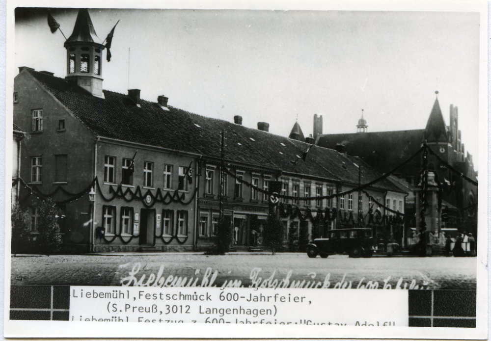 Liebemühl, 600-Jahrfeier, Der Markt mit Rathaus im Festschmuck