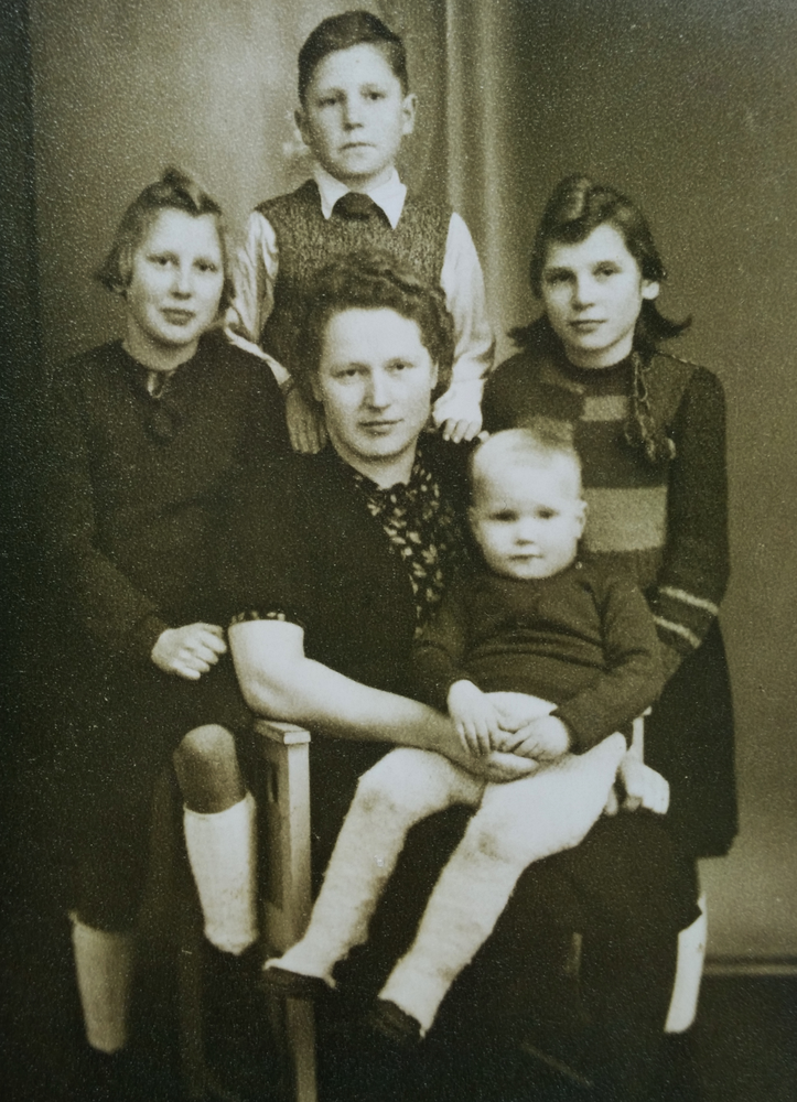 Rautersdorf, Helene Brassat mit ihren Kindern Reintraut, Walter, Charlotte und Harry
