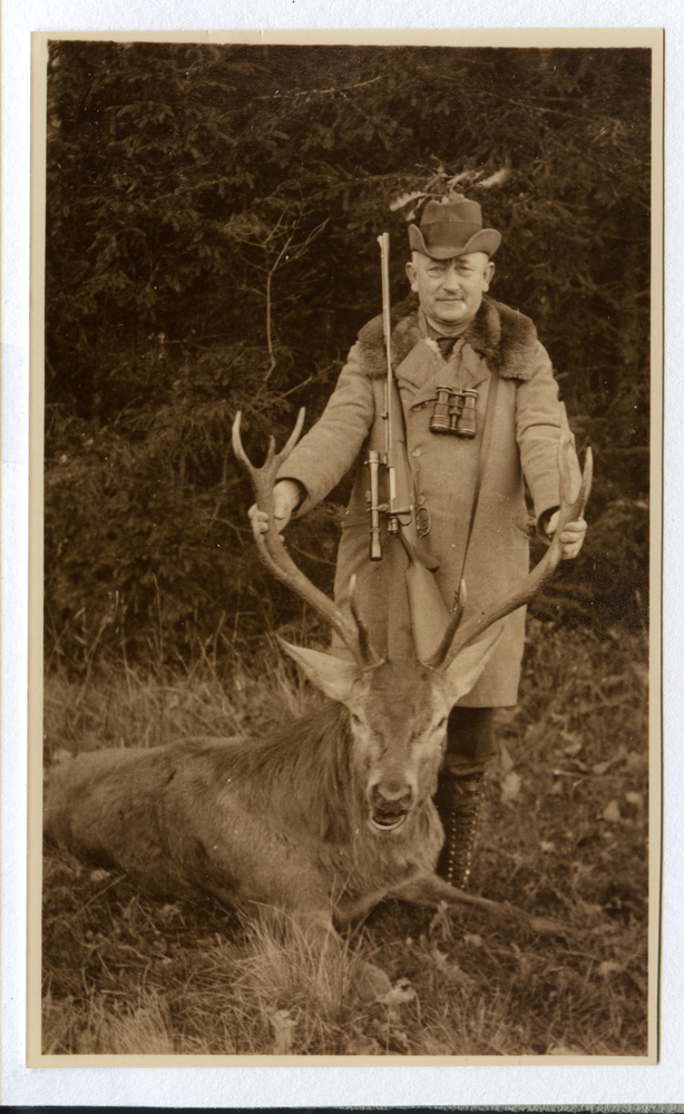 Neidenburg, Stadt, Post-Amtmann Bleß, Amtsvorsteher mit erlegtem Hirsch