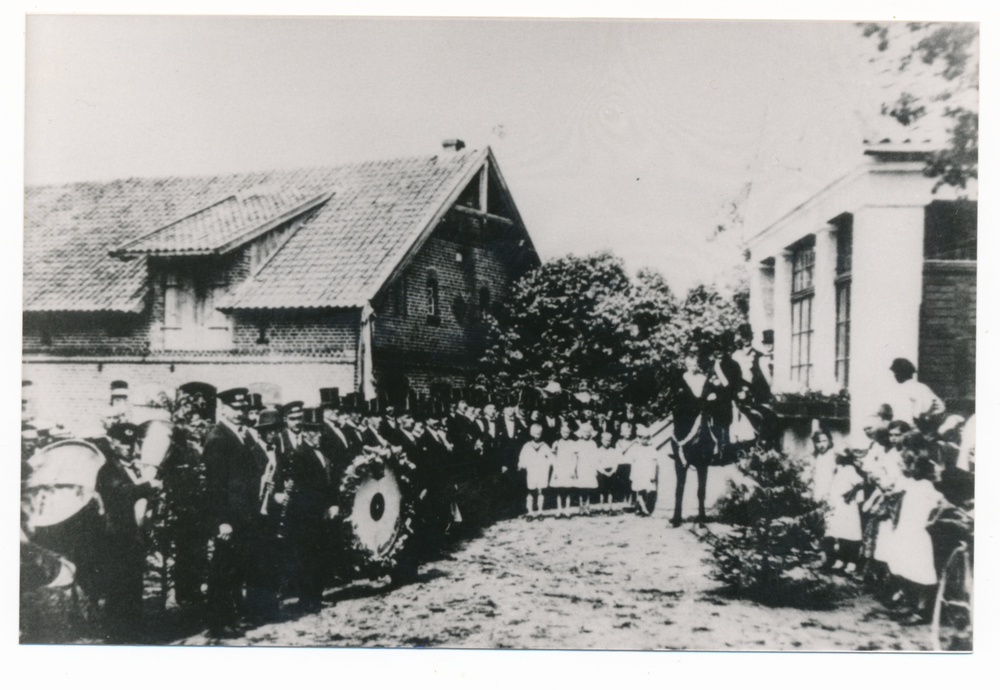 Gallingen Kr. Bartenstein, Schützenverein vor dem Wohnhaus Gottschalk