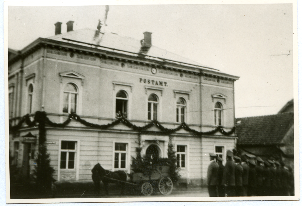 Saalfeld, Postamt, geschmückt (nach dem Umbau ?) mit angetretenen Beamten