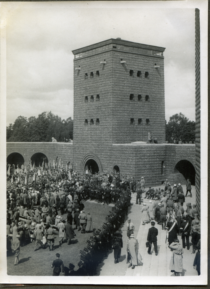 Hohenstein Kr. Osterode, Tannenberg-Nationaldenkmal, Gedenkfeier, Besucher velassen den Innenhof