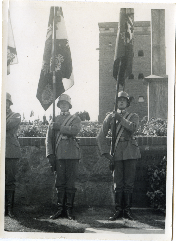 Hohenstein Kr. Osterode, Tannenberg-Nationaldenkmal, Gedenkfeier, Fahnenträger