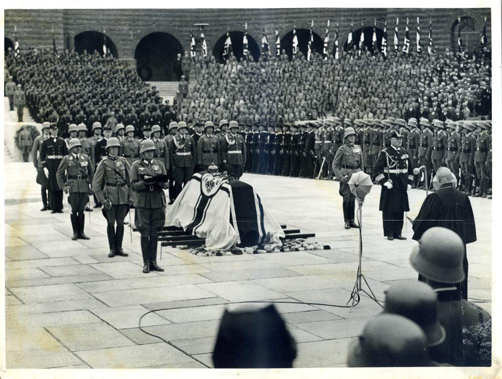 Hohenstein Kr. Osterode, Reichsehrenmal Tannenberg, Überführung von Hindenburgs Sarg in die Gruft