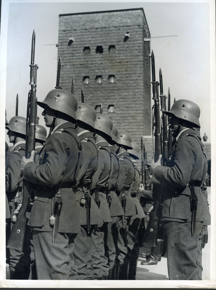 Hohenstein Kr. Osterode, Tannenberg-Nationaldenkmal, Überführung von Hindenburgs Sarg in die Gruft