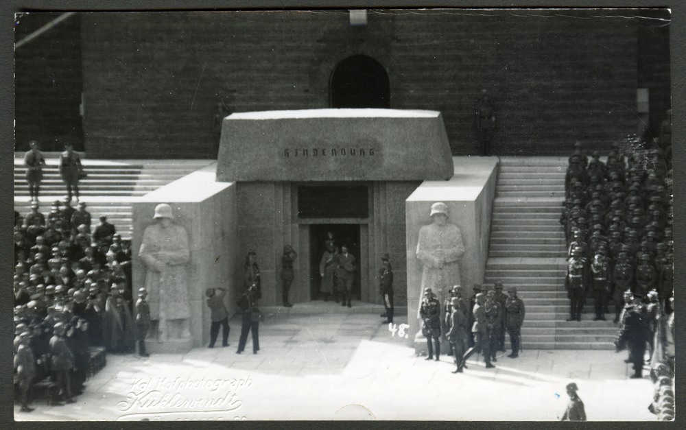 Hohenstein Kr. Osterode, Reichsehrenmal Tannenberg, Überführung von Hindenburgs Sarg in die Gruft