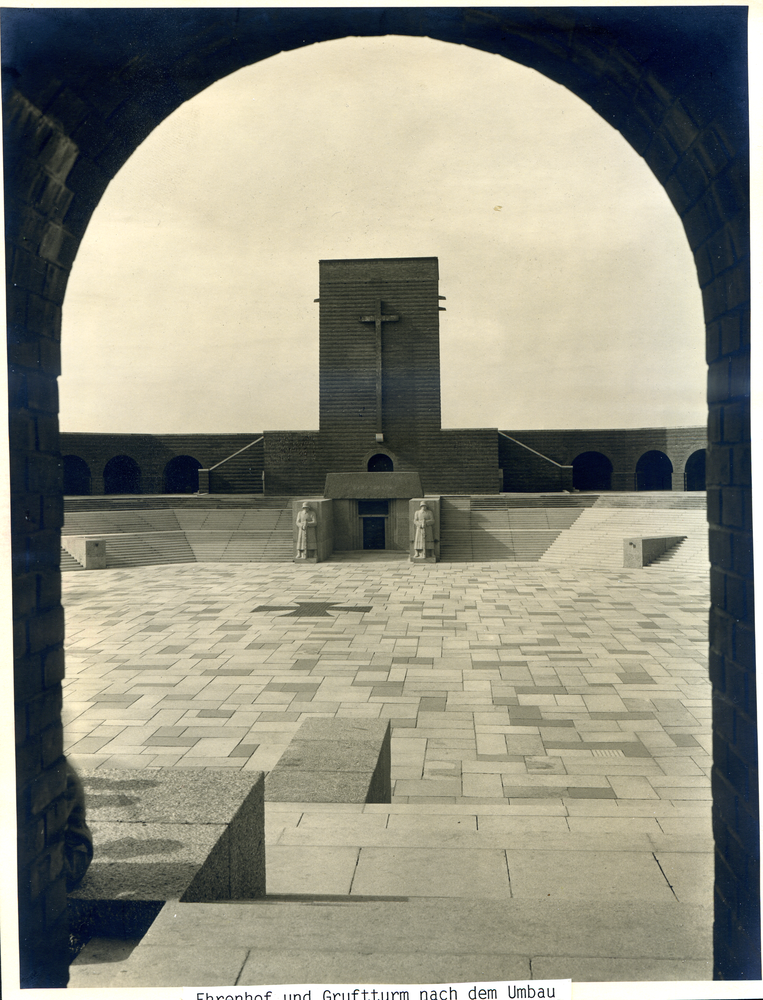 Hohenstein Kr. Osterode, Reichsehrenmal Tannenberg, Ehrenhof und Gruftturm nach dem Umbau