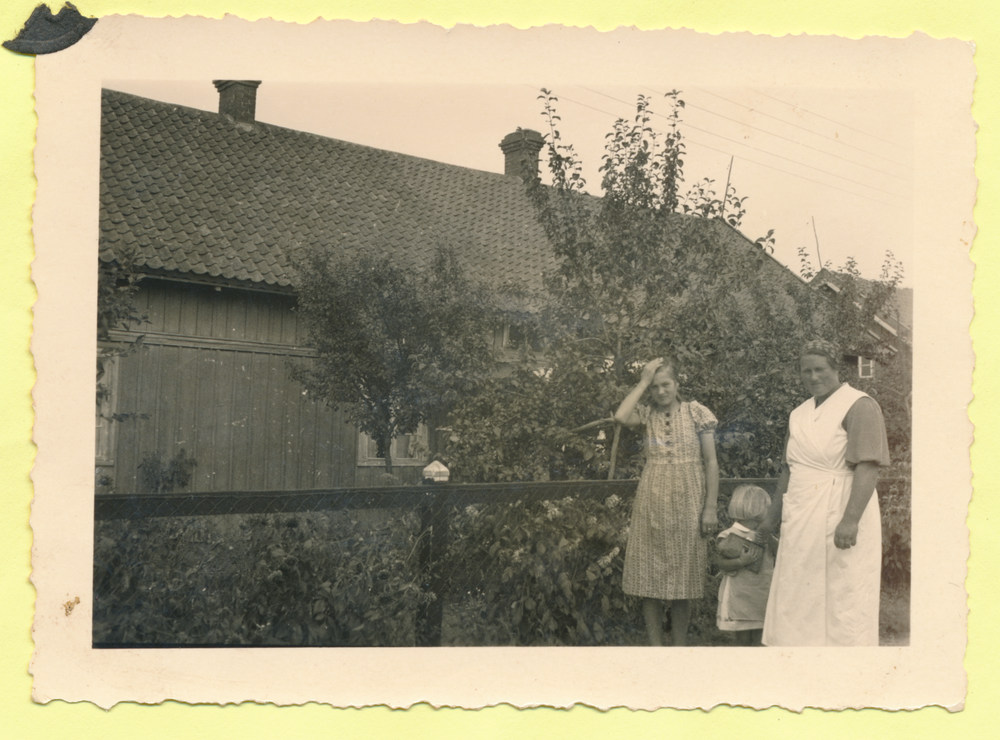 Karkeln, Erika Gelscheit vor ihrem Haus