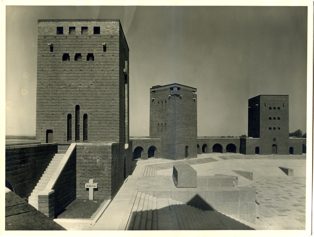 Hohenstein Kr. Osterode, Reichsehrenmal Tannenberg, Ehrenhof mit Blick auf den Gruftturm und die Türme 4 und 3