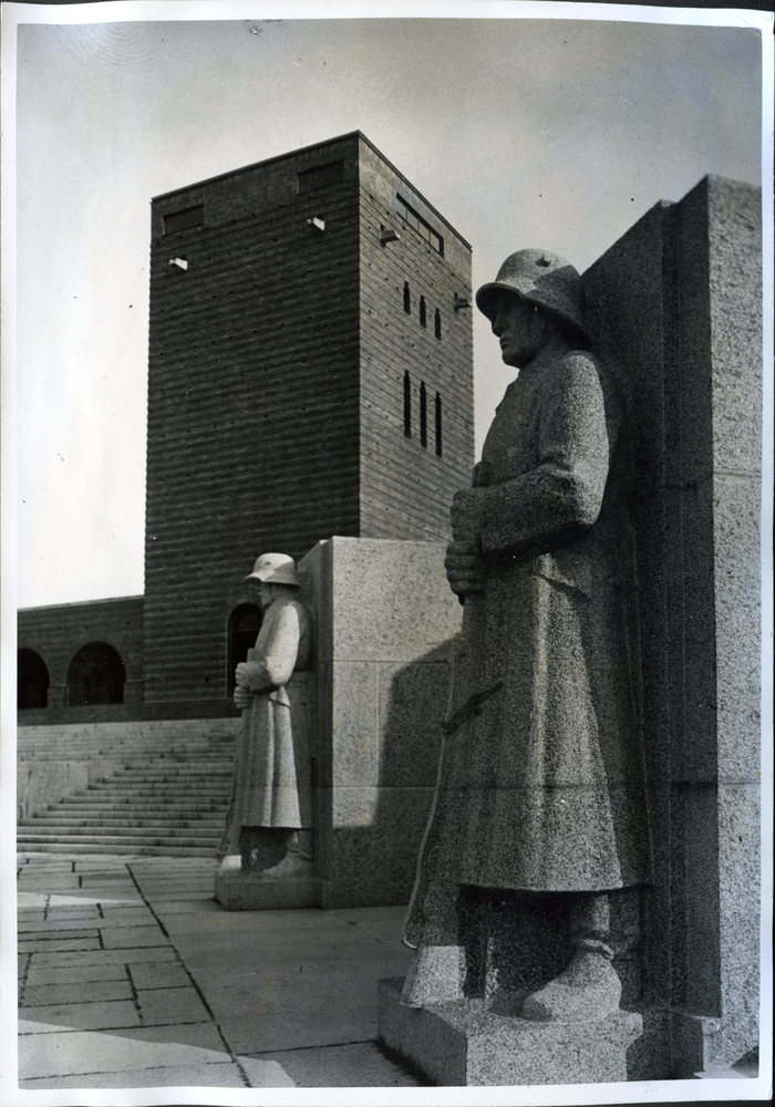 Hohenstein Kr. Osterode, Reichsehrenmal Tannenberg, Steinerne Wächter vor der Hindenburggruft