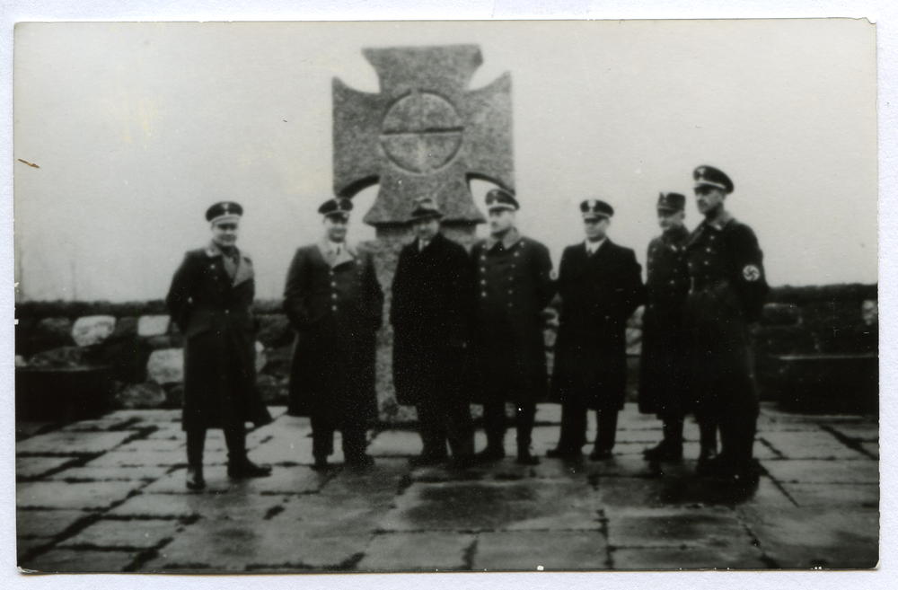 Hohenstein Kr. Osterode, Reichsehrenmal Tannenberg, Bürgermeister Stein mit einer Delegation von Offizieren