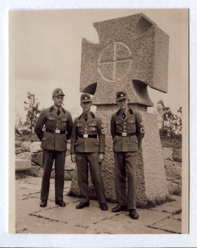 Hohenstein Kr. Osterode, Reichsehrenmal Tannenberg, 3 Berliner Arbeitsdienstmänner bei der Besichtigung