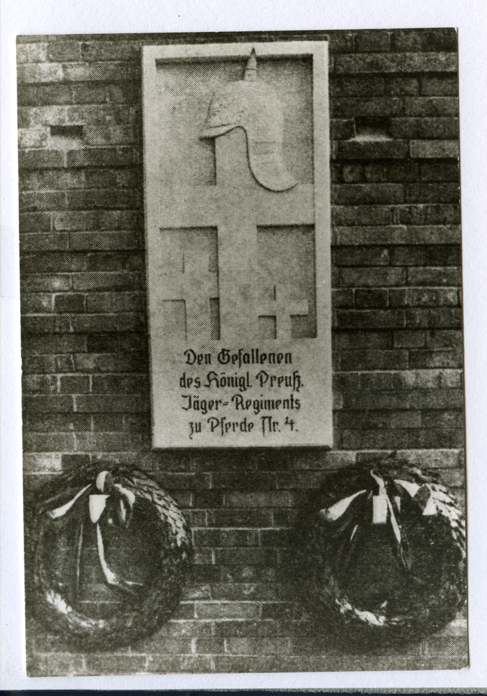 Hohenstein Kr. Osterode, Tannenberg-Nationaldenkmal, Umgang mit Gedenktafel des Kgl. Preuß. Jäger-Reg. zu Pferde Nr. 4