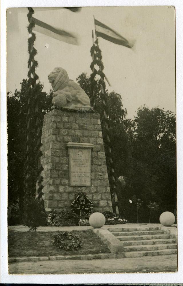 Hohenstein Kr. Osterode, Denkmal für das Hindenburg-Regiment (IR 147) = Löwendenkmal kurz nach der Einweihung