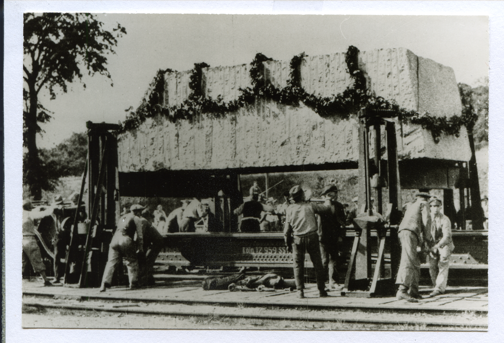Kojehnen, Findling, der bearbeitet über dem Eingang der Hindenburggruft im Reichsehrenmal Tannenberg eingefügt wird