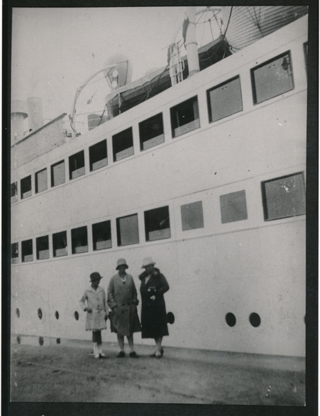 Pillau, Seestadt, Dampfer "Hansestadt Danzig" am Kai mit Irmgard und Gertrud Grosan