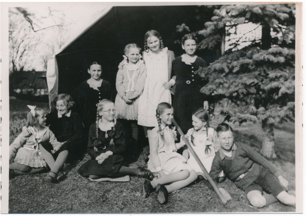 Gallingen Kr. Bartenstein, Kindergeburtstag vor dem Zelt im Kantorgarten