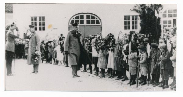 Gallingen Kr. Bartenstein, Besuch Hindenburgs, im Hof des Schlosses mit Schulkindern