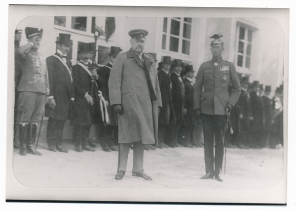 Gallingen Kr. Bartenstein, Hindenburg mit Botho- Wendt  Graf zu Eulenburg-Gallingen auf dem Hof des Schlosses