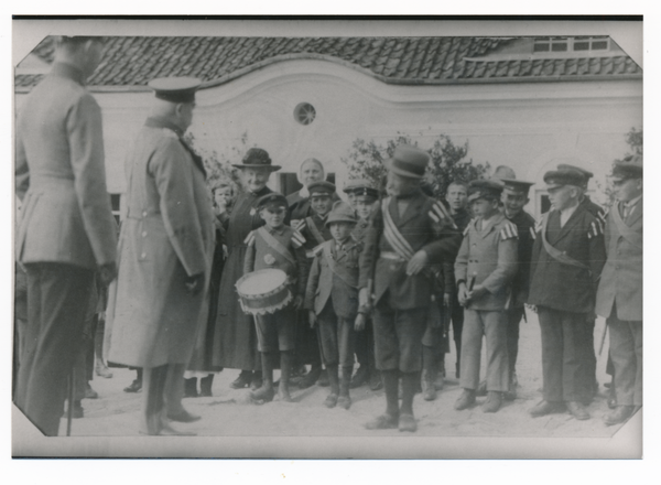 Gallingen Kr. Bartenstein, Hindenburg mit Gallinger Schulkindern im Schloßhof