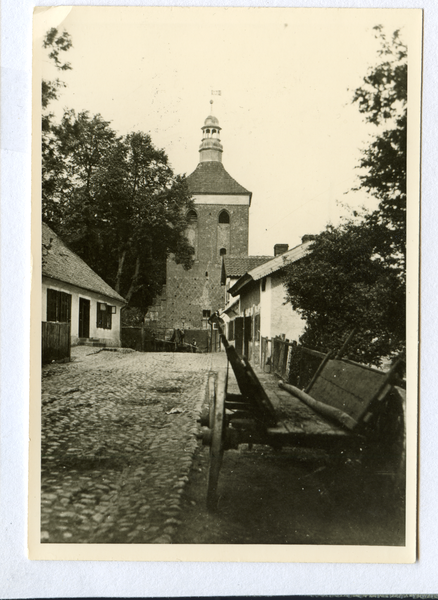 Liebemühl, Blick in die Bienauer Straße zum Glockenturm der ev. Kirche