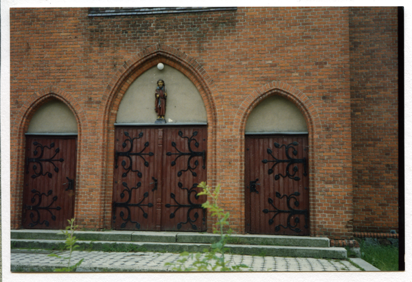 Liebemühl (Miłomłyn), Kath. Kirche, Portalansicht