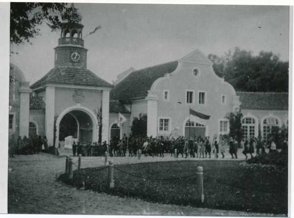 Gallingen Kr. Bartenstein, Schloß, Hofansicht des Torhauses, Hindenburgbesuch