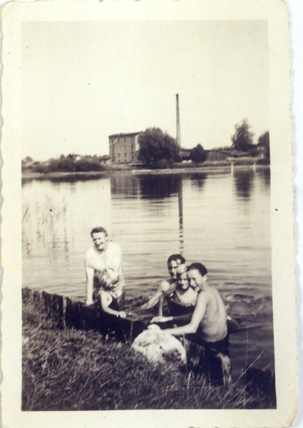 Liebemühl, Baden im Mühlenteich, gegenüber die Leopold-Mühle