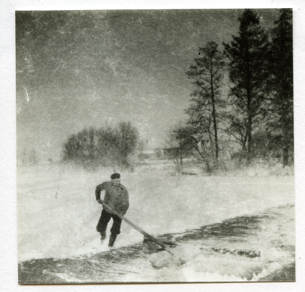 Liebemühl, Eis auf der zugefrorenen Liebe wird zwecks Eisernte von Schnee befreit