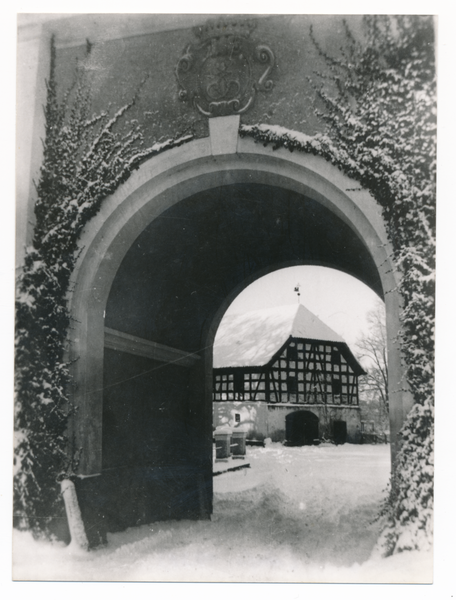 Gallingen Kr. Bartenstein, Blick vom Schloßhof durch das Torhaus auf den 1745 erb. Fachwerkspeicher