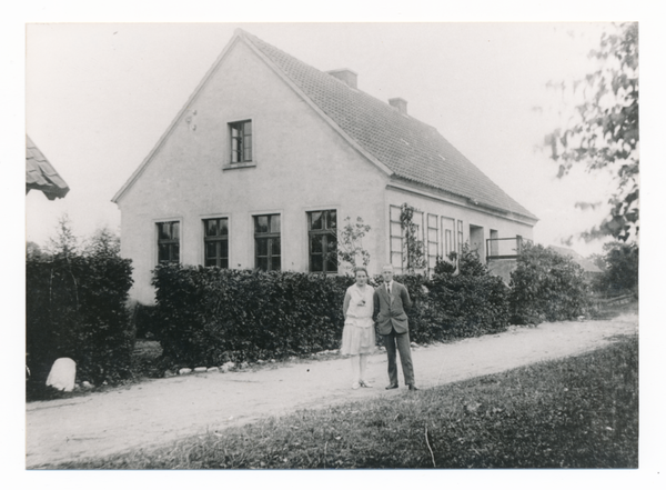 Gallingen Kr. Bartenstein, Das "Neue Schulhaus", im Vordergrund Lehrerehepaar Wargenau