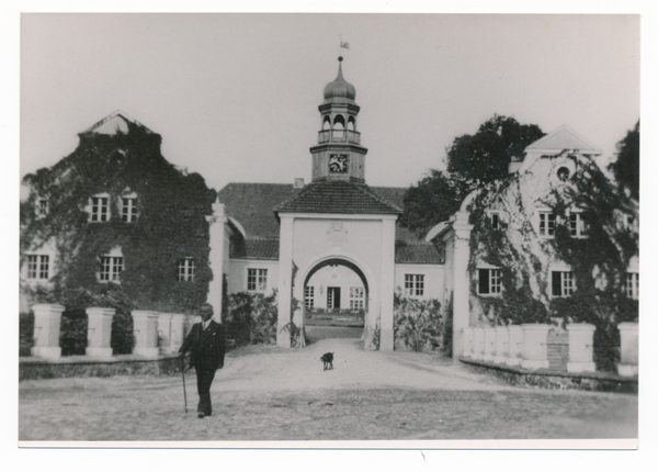 Gallingen Kr. Bartenstein, Torhaus des Schlosses, im Vordergrund Kantor i. R. August Grosan