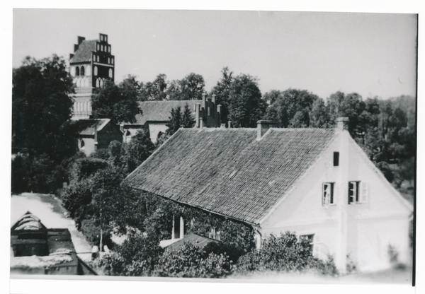 Gallingen Kr. Bartenstein, Das alte Schulhaus und die Kirche