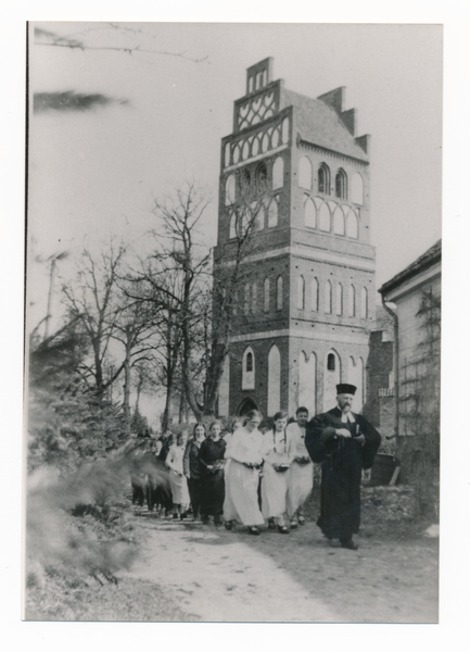 Gallingen Kr. Bartenstein, Kirche und Konfirmanden