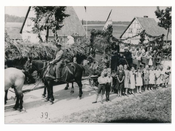 Gallingen Kr. Bartenstein, 600-Jahrfeier, Festwagen und  die Häuser Weigt und Stobbe