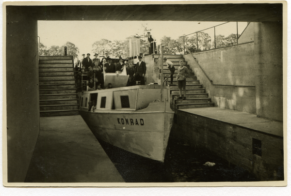 Liebemühl, Motorschiff "Konrad" fährt in die Schleuse