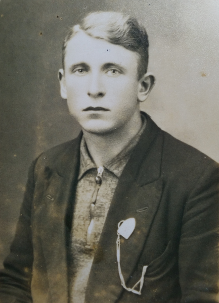 Groß Plauschwarren, Emil Brassat als junger Mann
