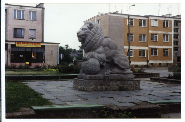 Hohenstein Kr. Osterode, Stadt (Olsztynek), Löwenplastik vom ehem. Ehrenmal "der Hindenburger" vor dem Rathaus