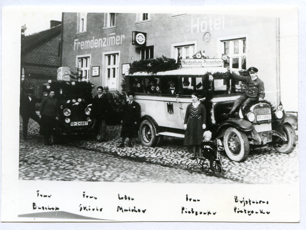 Jedwabno,  Hotel mit geschmückten Fahrzeugen